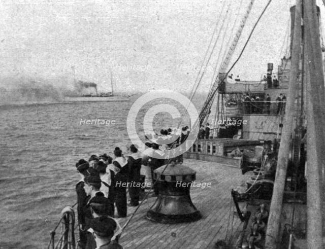 'La Mission Joffre-Viviani en Amerique; Au fond, le yacht presidentiel Mayflower remote..., 1917. Creator: Unknown.