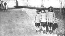 La Nouvelle Europe; L'exil des Habsbourg; dans uncoin du parc de Wartegg, les petits arch..., 1919. Creator: Willy Schneider
