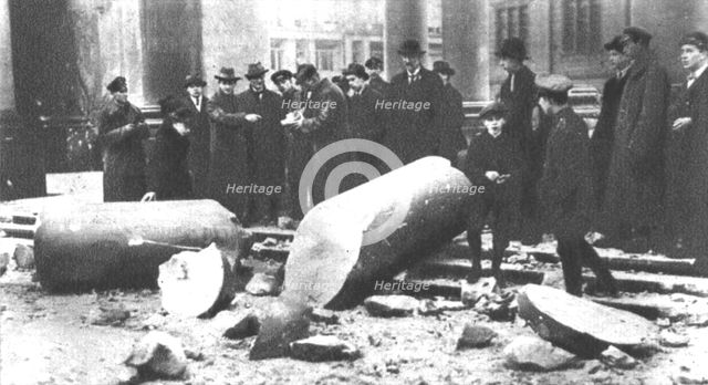'La Nouvelle Europe; la guerre civile a Berlin; colonne du monument de Guillaume 1er..., 1918. Creator: Unknown.
