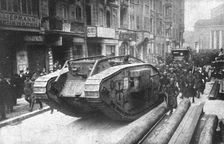 La Nouvelle Europe; la guerre civile a Berlin; du 5 au 11 janvier 1919 a Berlin; un tank..., 1919. Creator: Unknown