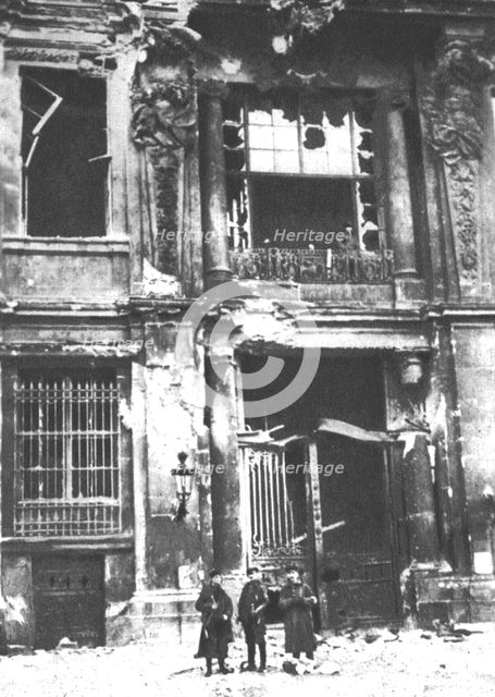 'La Nouvelle Europe; la guerre civile a Berlin; la porte principale du chateau royal..., 1918. Creator: Unknown.