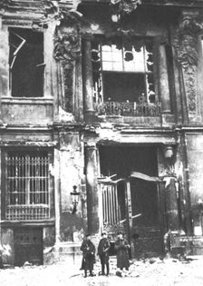 La Nouvelle Europe; la guerre civile a Berlin; la porte principale du chateau royal..., 1918. Creator: Unknown