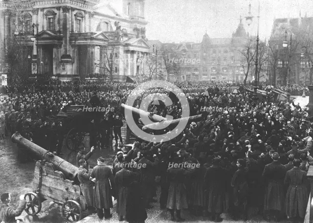'La Nouvelle Europe; la guerre civile a Berlin; le 29 decembre 1918, aux funerailles des..., 1918. Creator: Unknown.