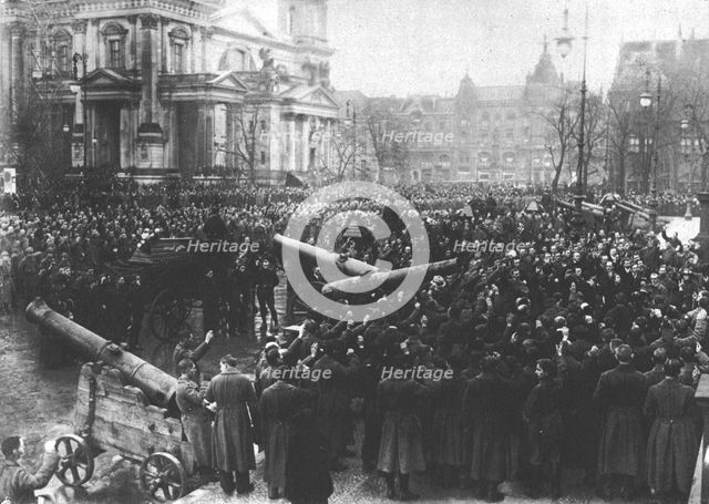 'La Nouvelle Europe; la guerre civile a Berlin; le 29 decembre 1918, aux funerailles des..., 1918. Creator: Unknown.