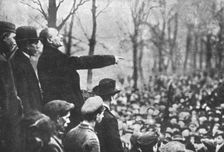 La Nouvelle Europe; la guerre civile a Berlin; Liebknecht harangue la foule massee "Sous... 1918. Creator: Unknown