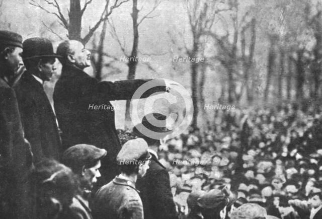 'La Nouvelle Europe; la guerre civile a Berlin; Liebknecht harangue la foule massee "Sous...',1918. Creator: Unknown.