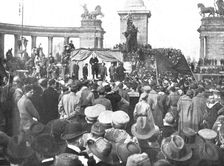La Nouvelle Europe; La propagande en Hongrie; A Budapest, devant le monument du Millenaire.., 1919. Creator: Unknown