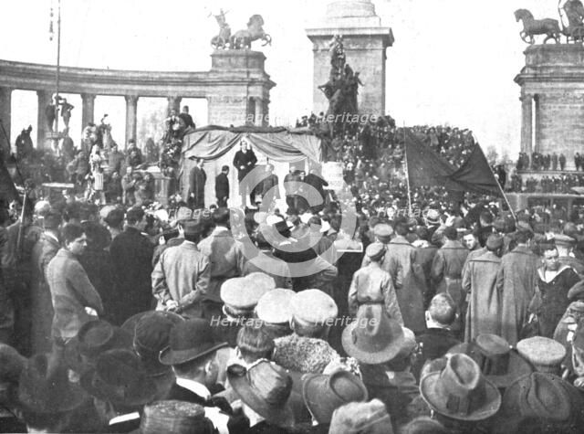 'La Nouvelle Europe; La propagande en Hongrie; A Budapest, devant le monument du Millenaire.., 1919. Creator: Unknown.