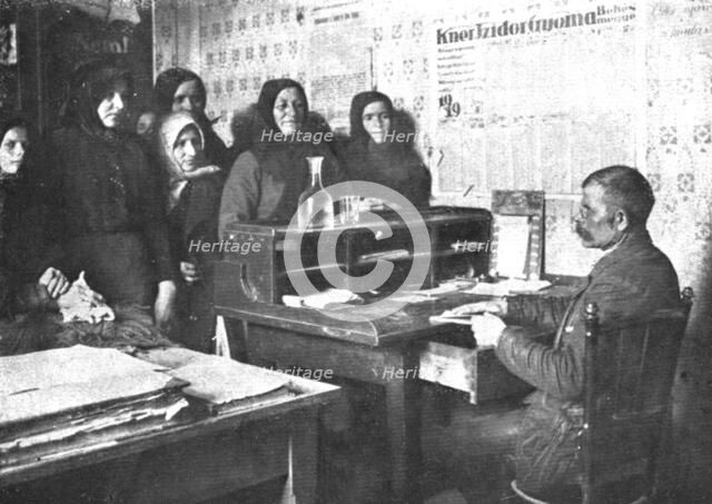 'La Nouvelle Europe; Le regime communiste a Budapest; distribution des cartes de vivres..., 1919. Creator: Unknown.