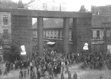 La Nouvelle Europe; Le regime communiste a Budapest; un arc de triomphe, place Andrassy..., 1919. Creator: Unknown