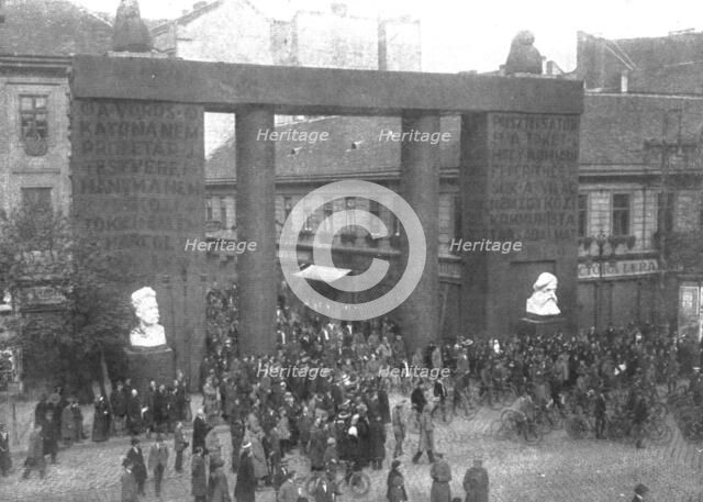 'La Nouvelle Europe; Le regime communiste a Budapest; un arc de triomphe, place Andrassy..., 1919. Creator: Unknown.