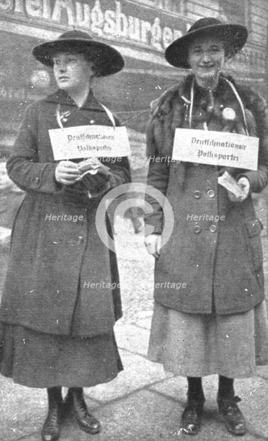'La Nouvelle Europe; les elections Allemandes; deux jeunes distributrices de bulletins..., 1919. Creator: Unknown.