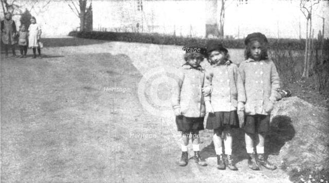 'La Nouvelle Europe; L'exil des Habsbourg; dans uncoin du parc de Wartegg, les petits arch..., 1919. Creator: Willy Schneider.