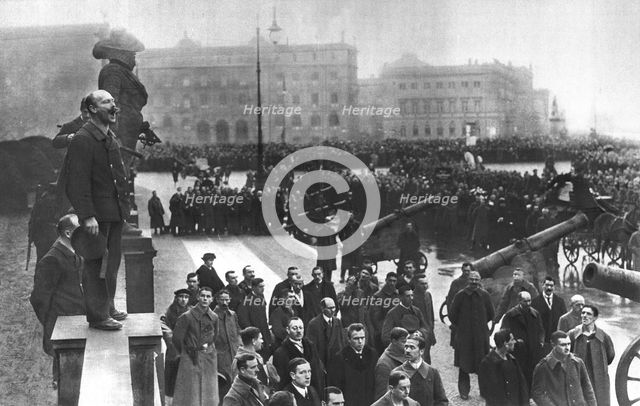 'La Nouvelle Europe; pendant la treve des morts; spectacle unique a Berlin: le 29 decembre 1918. Creator: Unknown.