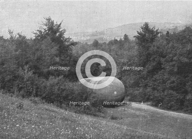 'La "Saucisse"; Ballon-saucisse dissimule dans une clairiere', 1916. Creator: Unknown.