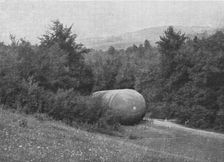 La "Saucisse"; Ballon-saucisse dissimule dans une clairiere 1916. Creator: Unknown