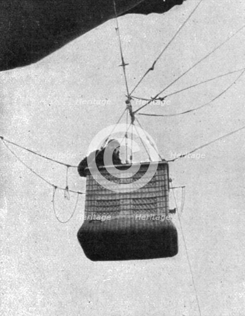 'La "Saucisse"; Observateur dans sa nacelle', 1916. Creator: Unknown.