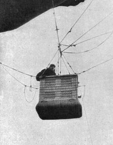 La "Saucisse"; Observateur dans sa nacelle 1916. Creator: Unknown