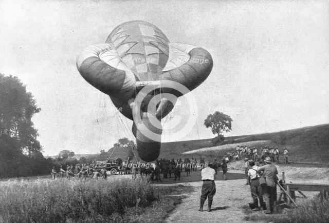 'La "Saucisse"; l'ascensiond'un ballon d'observation: Longue de 25 a 30 metres..., 1916 (1924) Creator: Unknown.