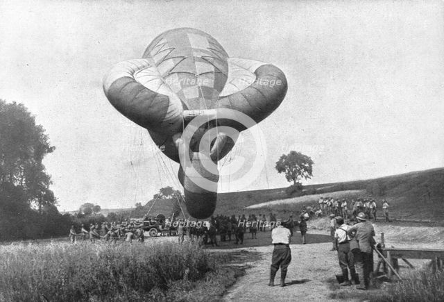'La "Saucisse"; l'ascensiond'un ballon d'observation: Longue de 25 a 30 metres..., 1916 (1924) Creator: Unknown.