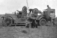 La "Saucisse"; L'observateur et son travail. Le treuil sur automobile 1916. Creator: Unknown