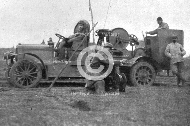 'La "Saucisse"; L'observateur et son travail. Le treuil sur automobile', 1916. Creator: Unknown.