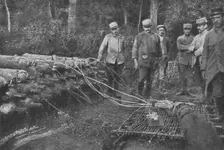 La "Saucisse"; L'observateur et son travail. Le gonflement d'une saucisse sur le terrain 1916. Creator: Unknown