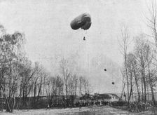 La "Saucisse"; La saucisse va predre de la hauteur 1916. Creator: Unknown