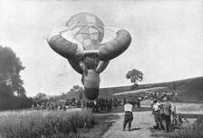 La "Saucisse"; l'ascensiond'un ballon d'observation: Longue de 25 a 30 metres..., 1916 (1924) Creator: Unknown