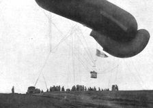 La "Saucisse"; Le gouvernail a pris forme : le ballon s'eleve 1916. Creator: Unknown