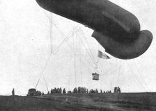 La "Saucisse"; Le gouvernail a pris forme : le ballon s'eleve 1916. Creator: Unknown