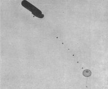 La "Saucisse"; Le parachute completement ouvert : Experience de descente..., 1916. Creator: Unknown