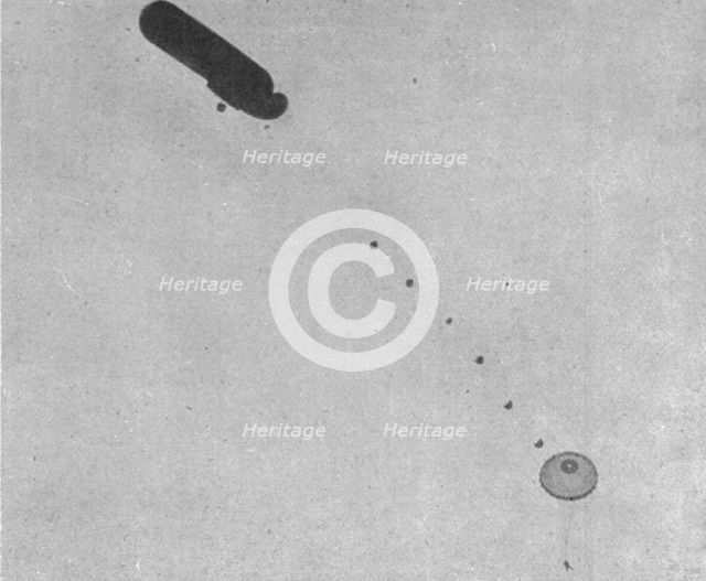 'La "Saucisse"; Le parachute completement ouvert : Experience de descente..., 1916. Creator: Unknown.