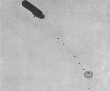 La "Saucisse"; Le parachute completement ouvert : Experience de descente..., 1916. Creator: Unknown