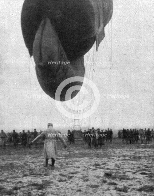 'La "Saucisse"; Saucisse vue par l'arriere',1916. Creator: Unknown.