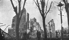 'La seconde bataille d'Ypres; L'eglise et le cimetiere de Langemarck 1915. Creator: Unknown