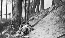 La seconde bataille d'Ypres; La rive de l'Yser apres notre attaque: blesses et morts 1915. Creator: Unknown