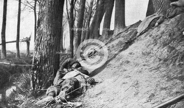 'La seconde bataille d'Ypres; La rive de l'Yser apres notre attaque: blesses et morts', 1915. Creator: Unknown.