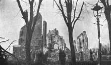 'La seconde bataille d'Ypres; L'eglise et le cimetiere de Langemarck 1915. Creator: Unknown