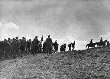 'La Serbie Courageuse; Traversant le col de Goutchevo, l'armee serbe monte a l'offensive 1914 Creator: Unknown