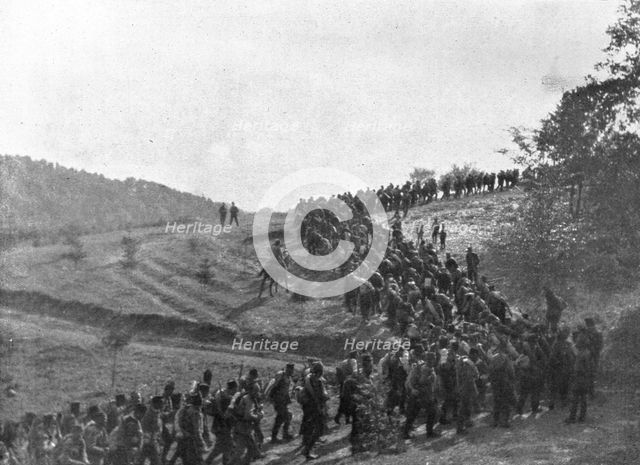 'La Serbie Courageuse; Traversant le col de Goutchevo, l'armee serbe monte a l'offensive', 1914 Creator: Unknown.