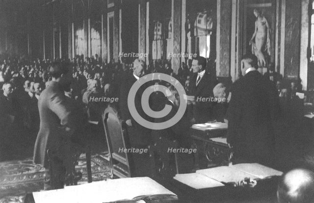 'La signature du traite de paix a Versailles; Le president Wilson, assis devant M.Villiam..., 1919. Creator: Unknown.