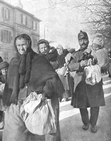 La Suisse fraternelle; le passage a Geneve des evacues des departements envahis; venant..., 1918. Creator: J Renand