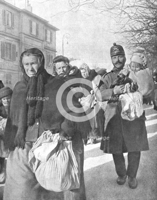 'La Suisse fraternelle; le passage a Geneve des evacues des departements envahis; venant..., 1918. Creator: J Renand.