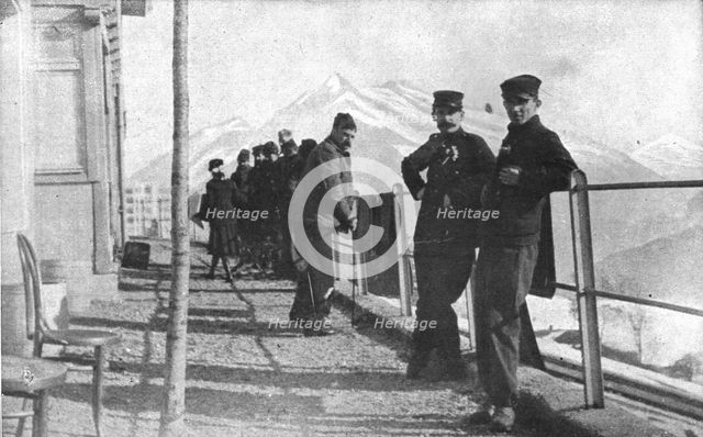 'La Suisse hospitaliere; un groupe de malades francais faisant une cure de soleil sur la... Creator: Unknown.