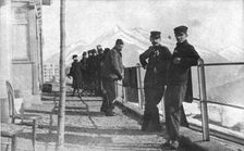 La Suisse hospitaliere; un groupe de malades francais faisant une cure de soleil sur la... Creator: Unknown