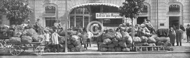'La Suisse hospitaliere; les magasins du Bureau de secours aux prisonniers de guerre, a Berne'. Creator: Unknown.