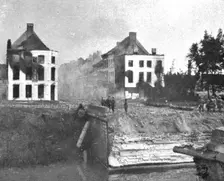 La supreme defense d'Anvers; Des maisons de Lierre brulent 1914. Creator: Unknown
