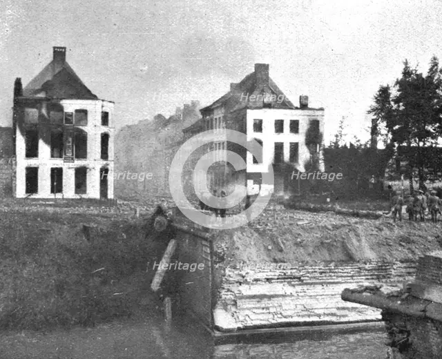 'La supreme defense d'Anvers; Des maisons de Lierre brulent', 1914. Creator: Unknown.