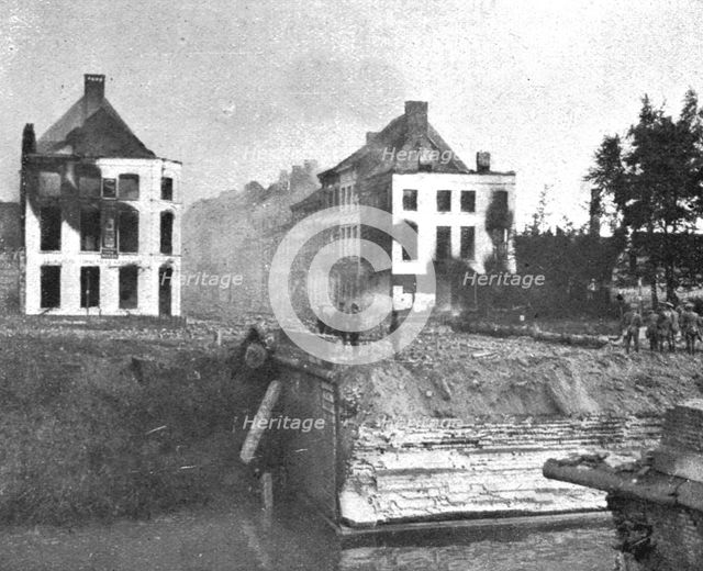 'La supreme defense d'Anvers; Des maisons de Lierre brulent', 1914. Creator: Unknown.